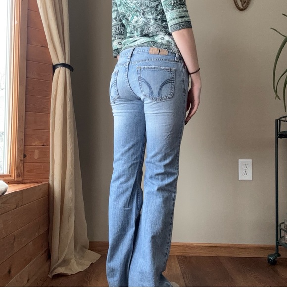 Hollister Low Rise Light Wash Jeans - Picture 11 of 11